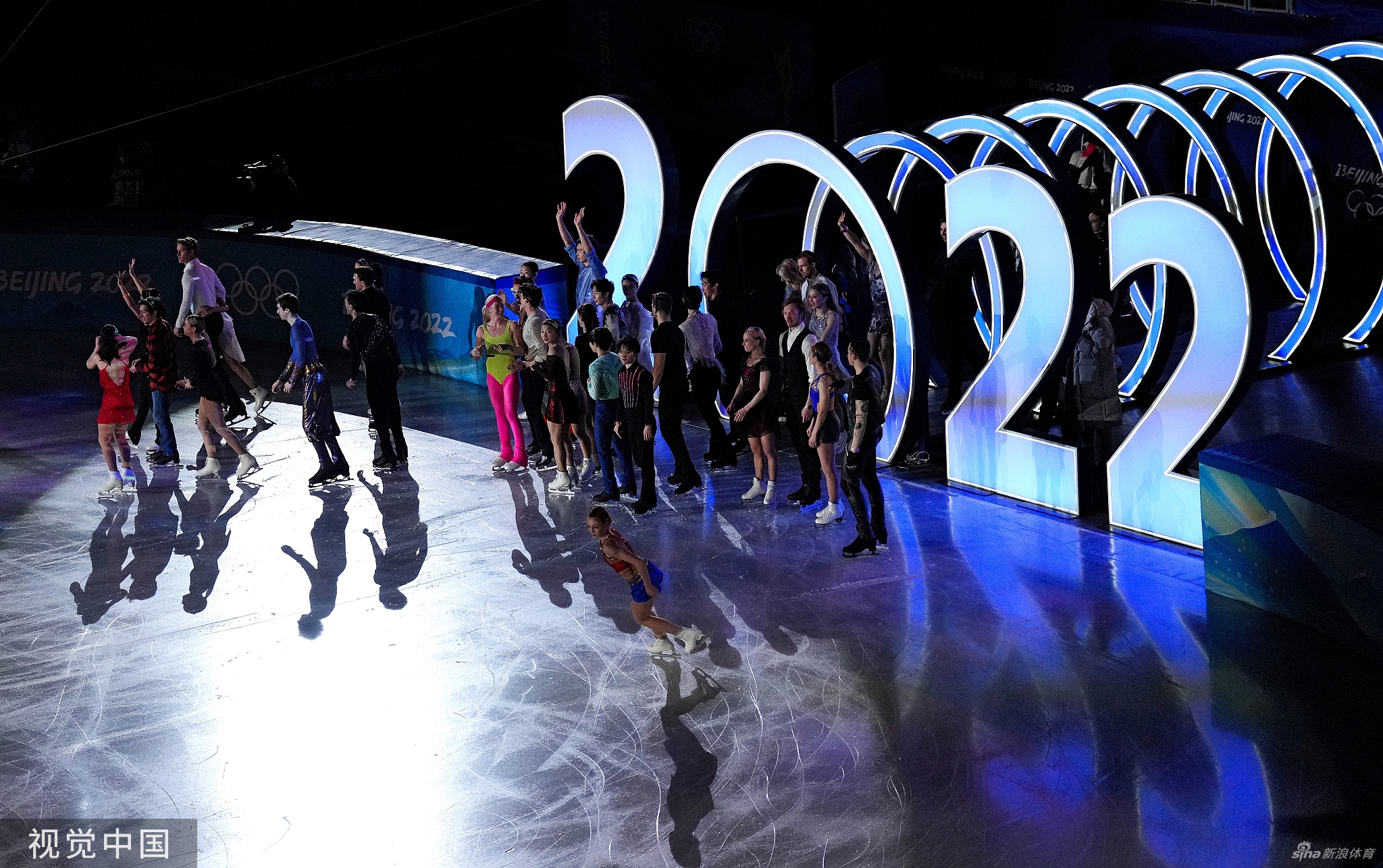 花滑表演赛选手返场 冰墩墩闪亮登场互动