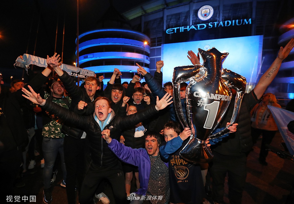 蓝色欢乐海洋！曼城夺冠球迷自发集体庆祝