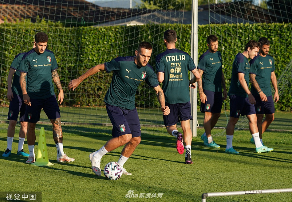 意大利队的后防中坚博努奇正在指挥队友布置人墙，眼神坚定。面对比利时强大的攻击群，他和基耶利尼领衔的防线将迎来本届赛事的最严峻挑战。