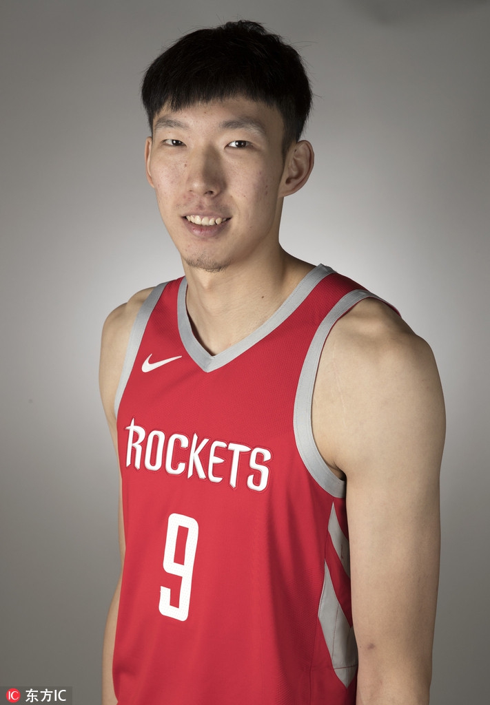 火箭新季定妆照发布！安灯泡合体周琦初显霸气