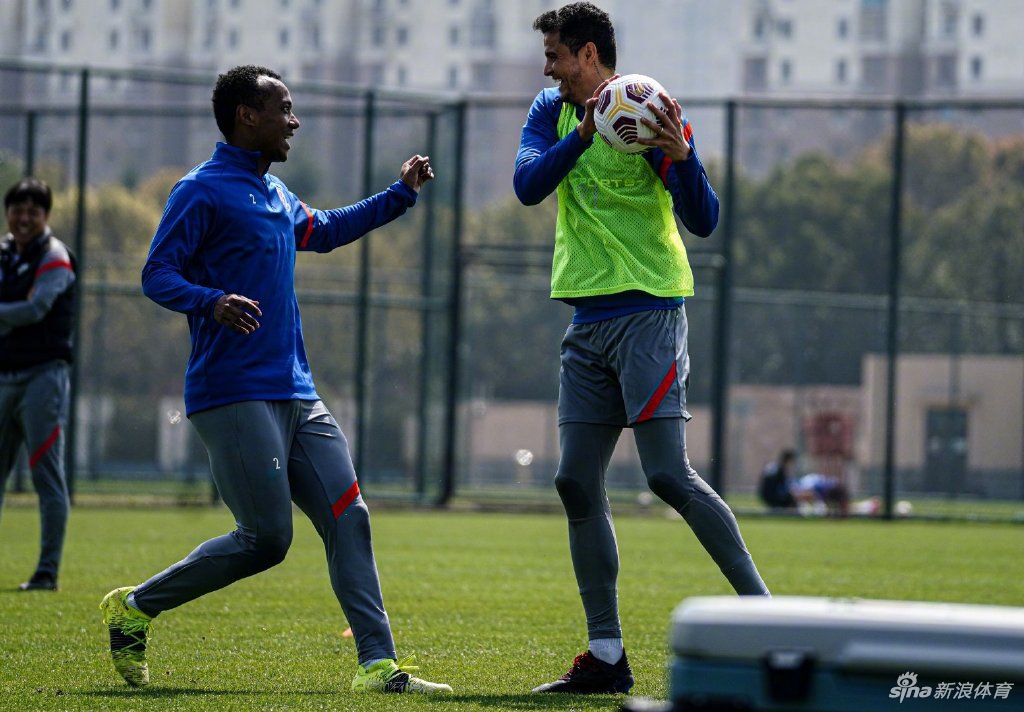 申花海港武汉官微发最新训练照 抹去遮挡耐克LOGO