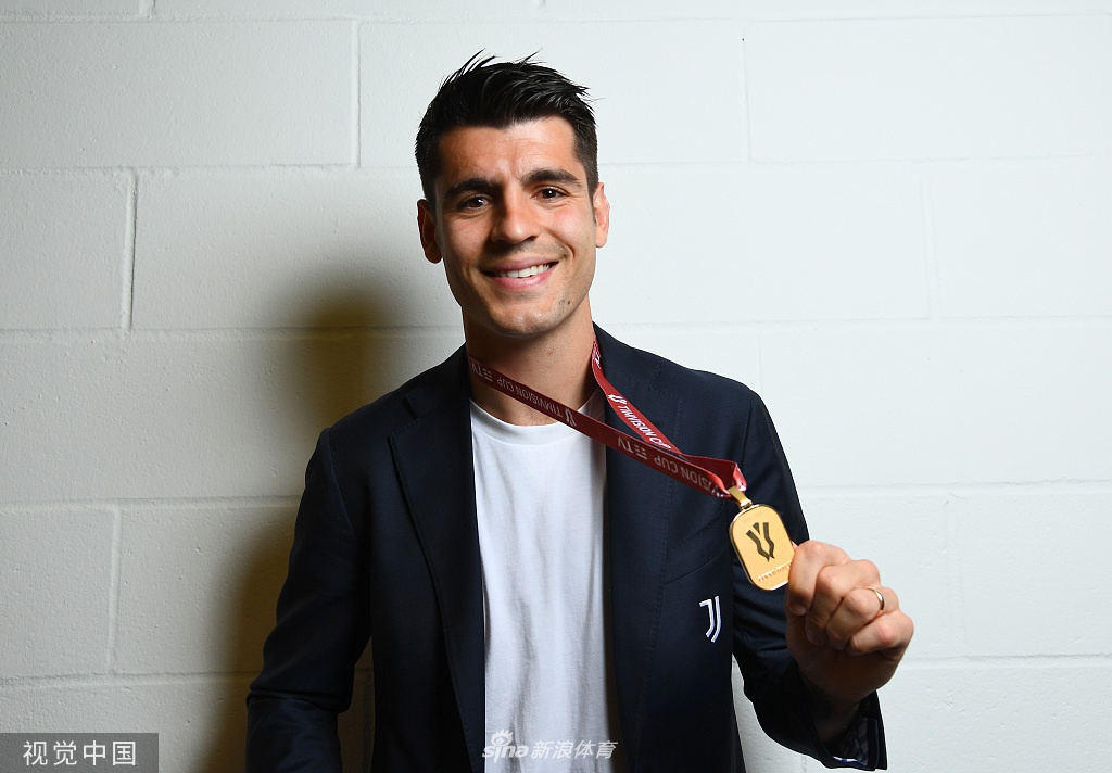 尤文更衣室庆祝拍摄写真 C罗亲吻冠军奖牌