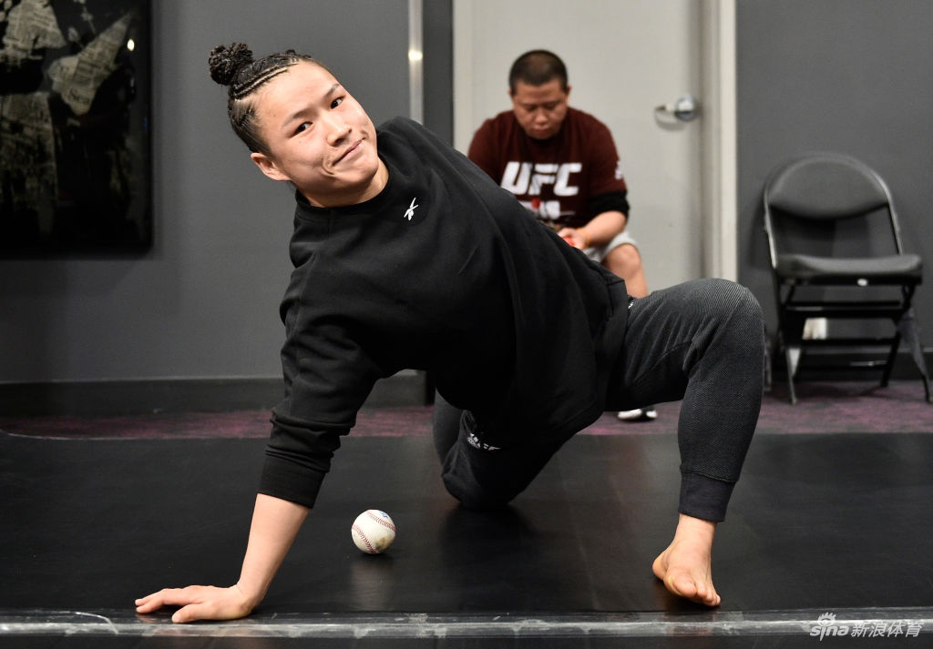 张伟丽滞留美国哭诉很想家：很压抑 担心飞机上被感染