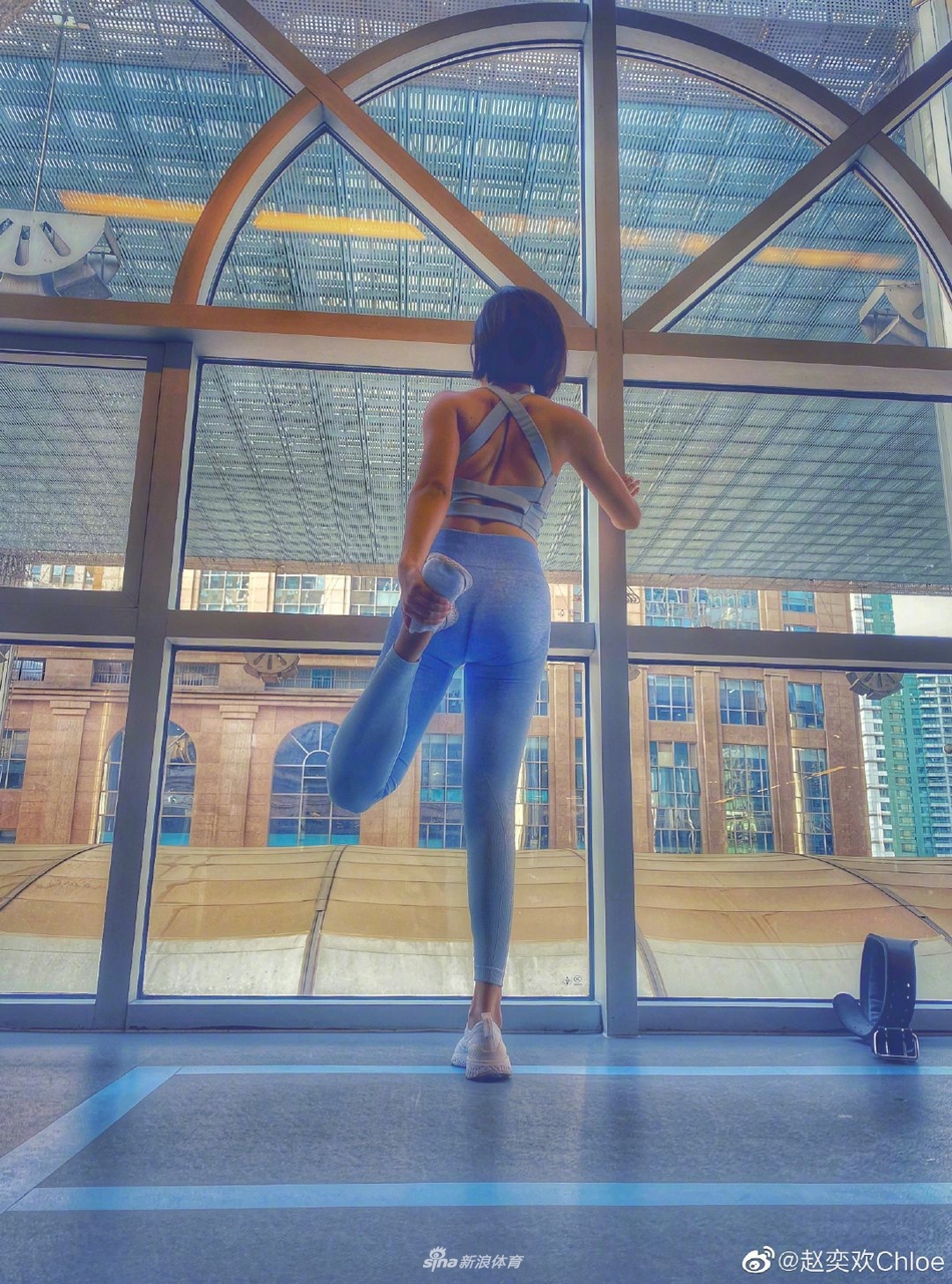 宅男女神赵奕欢高难度瑜伽展现舞蹈功底 身材火辣曲线完美