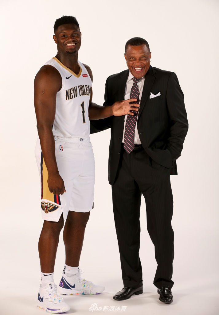 状元秀锡安拍摄球衣写真 鹈鹕迎来1号新王者