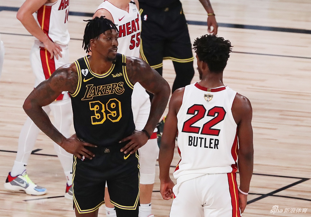 火爆冲突！巴特勒霍华德篮下抱摔！