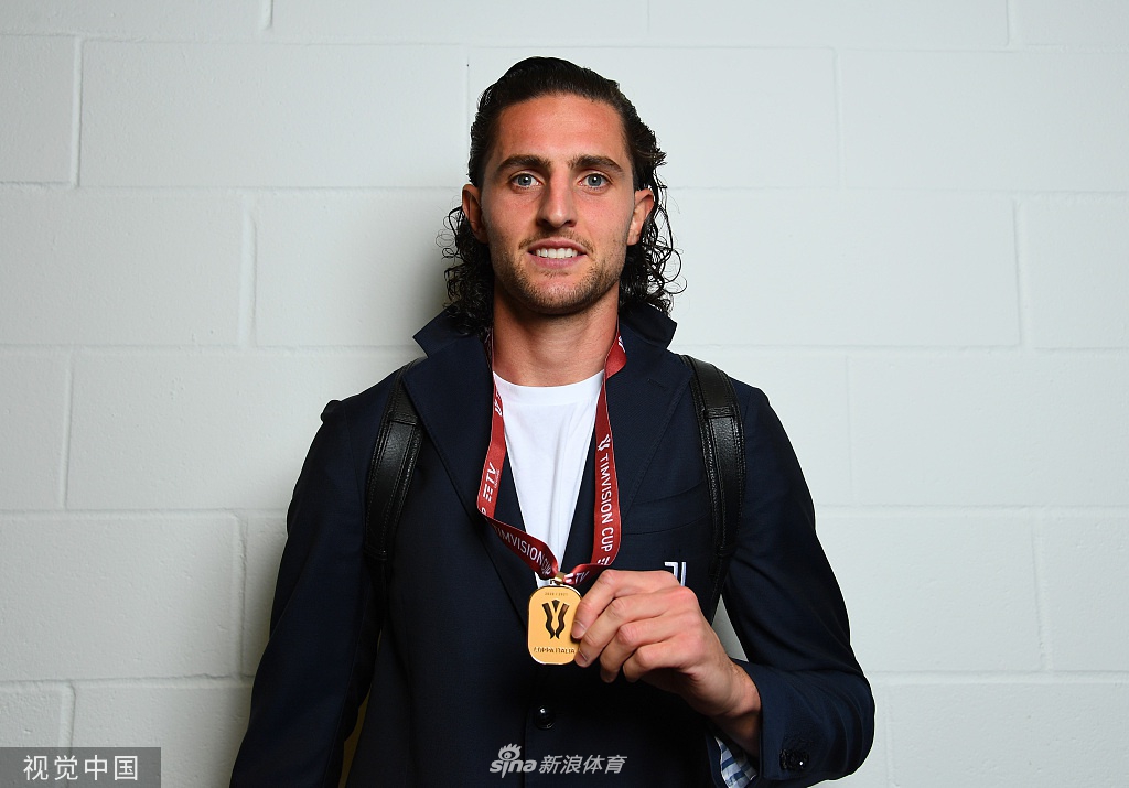 尤文更衣室庆祝拍摄写真 C罗亲吻冠军奖牌