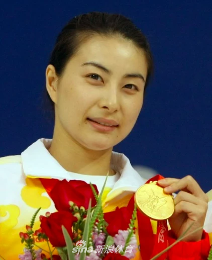 郭晶晶穿跳水队服为河北加油 状态佳气质不输当年