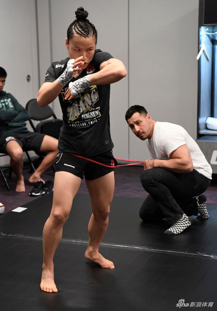 张伟丽滞留美国哭诉很想家：很压抑 担心飞机上被感染