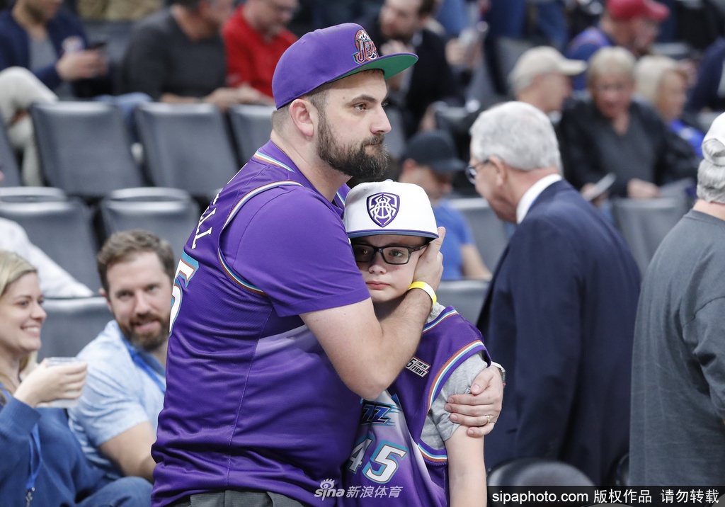 雷霆爵士比赛现场：宣布取消满场嘘声 球迷懵圈狂刷手机