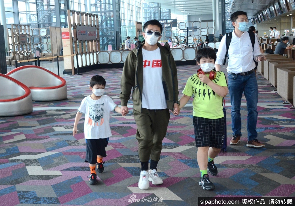 邹市明与两个儿子现身机场 父子其乐融融温馨有爱