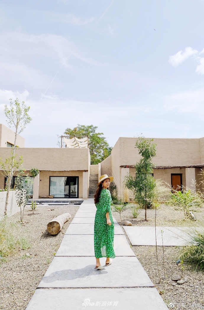 超美！何姿穿绿色长裙清新脱俗尽显女神范