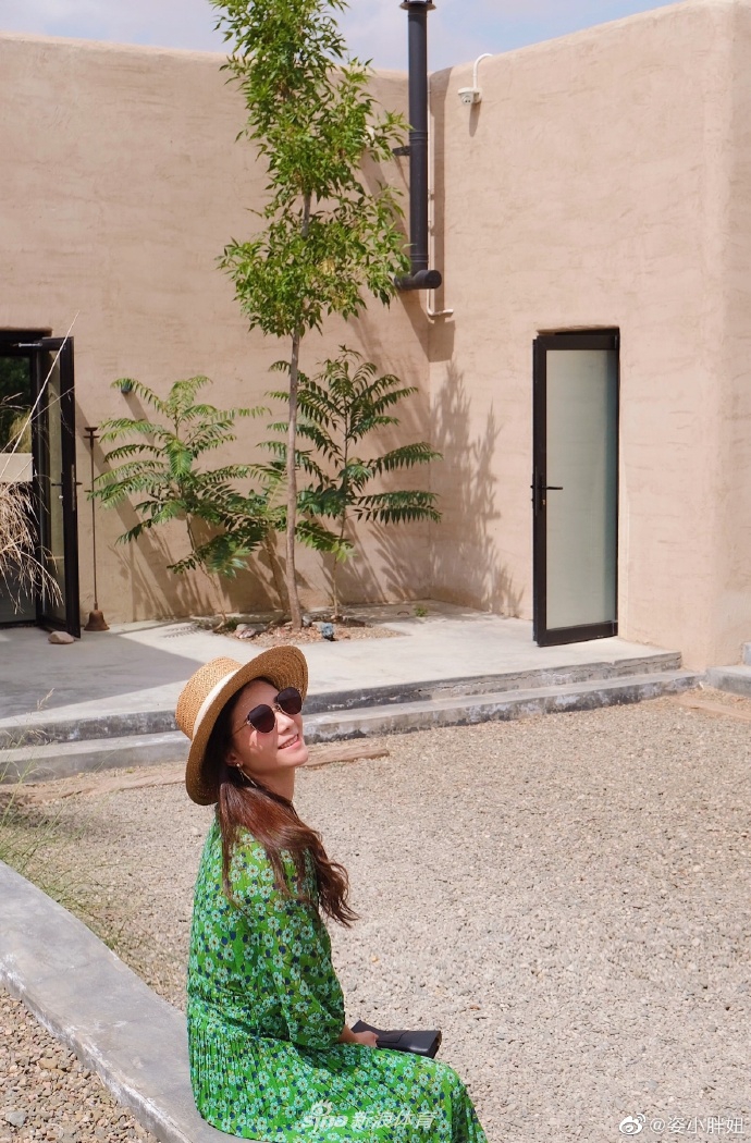 超美！何姿穿绿色长裙清新脱俗尽显女神范