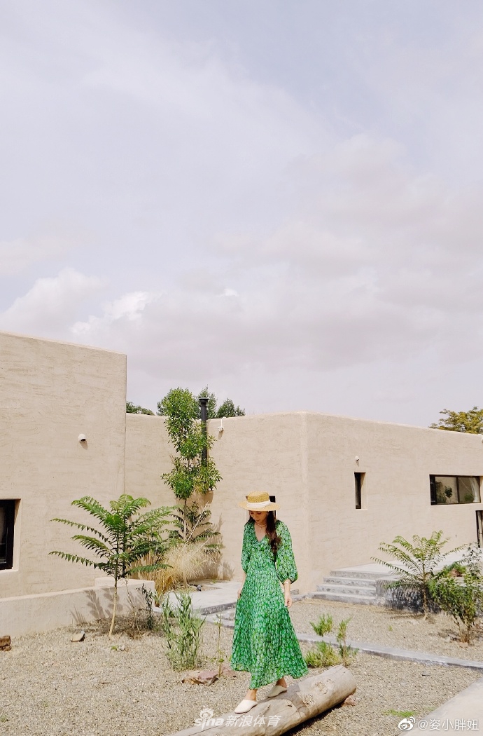 超美！何姿穿绿色长裙清新脱俗尽显女神范