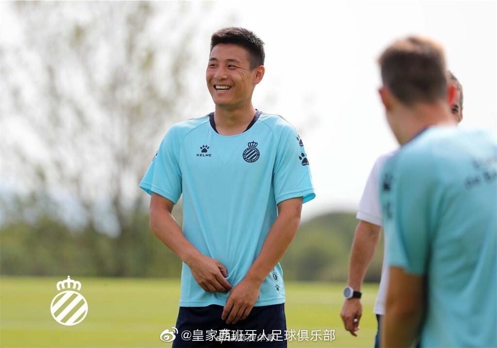 武磊备战西甲新赛季 脸上笑容灿烂