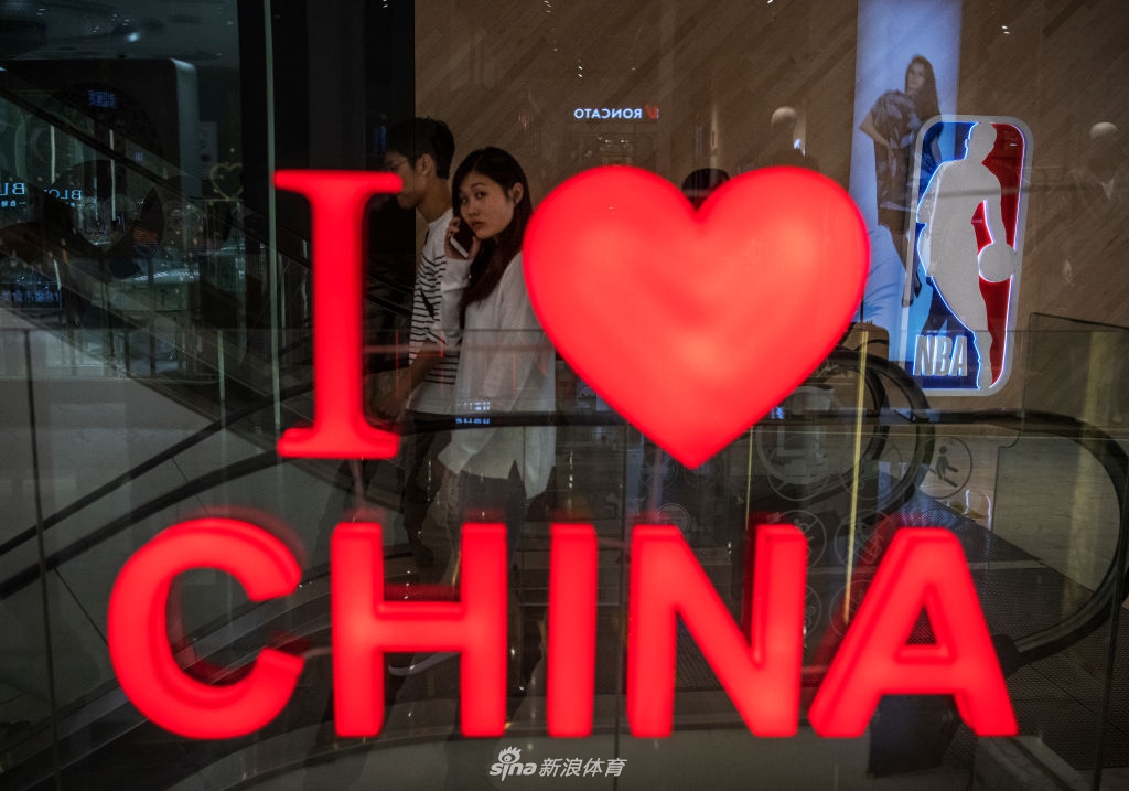 NBA北京旗舰店内随处可见五星红旗