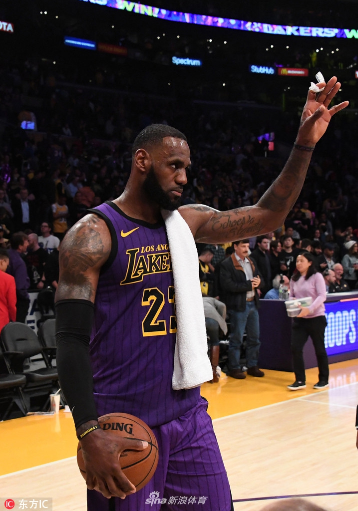 詹姆斯致谢球迷