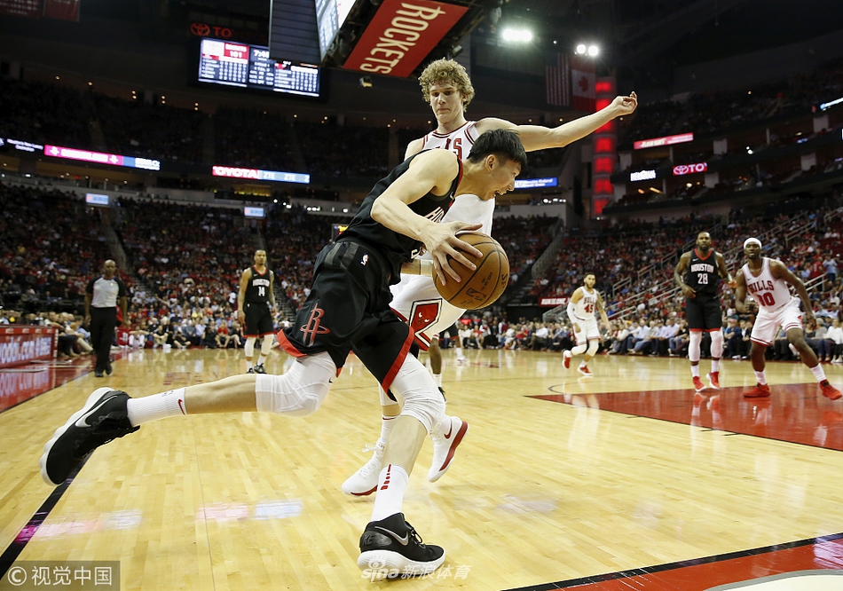 周琦突破马尔卡宁