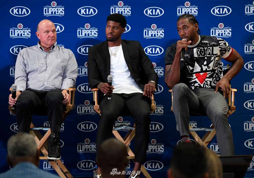 快船举行超巨欢迎发布会!卡哇伊泡椒露出灿烂笑容