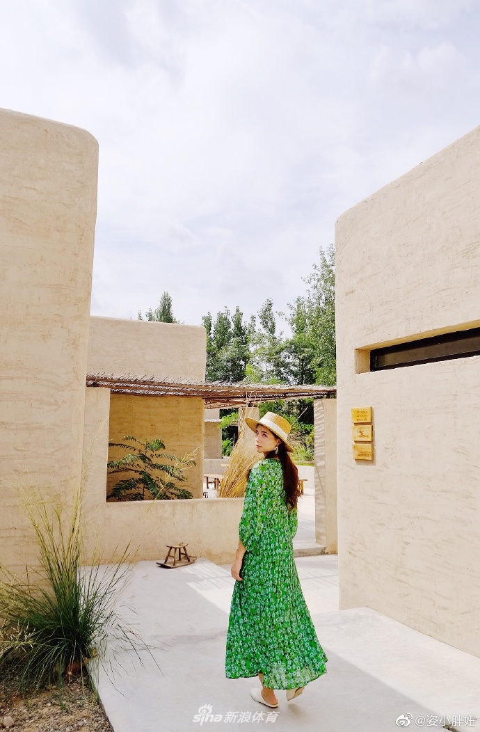 超美！何姿穿绿色长裙清新脱俗尽显女神范