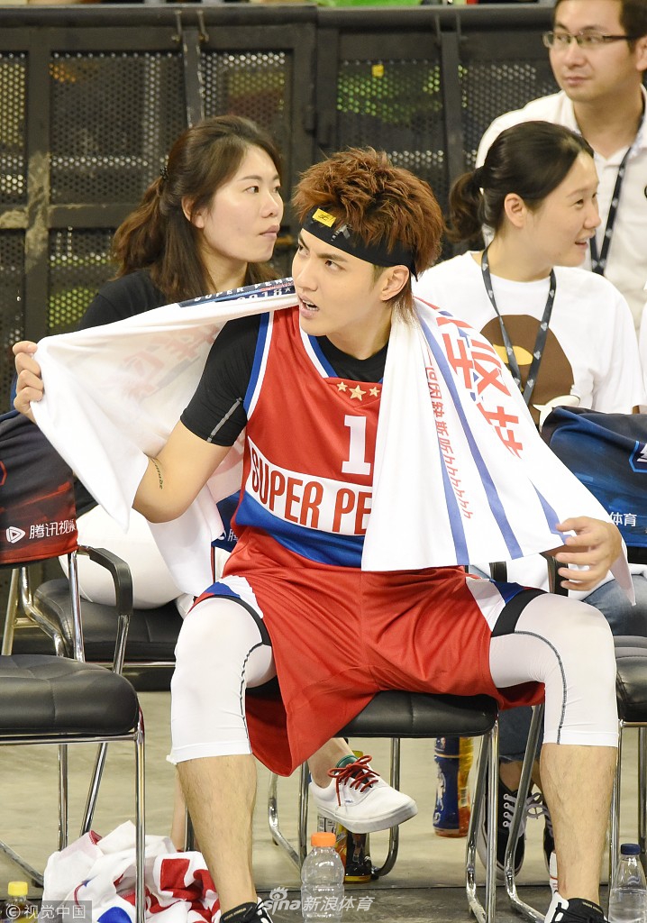 吴亦凡现身篮球明星赛