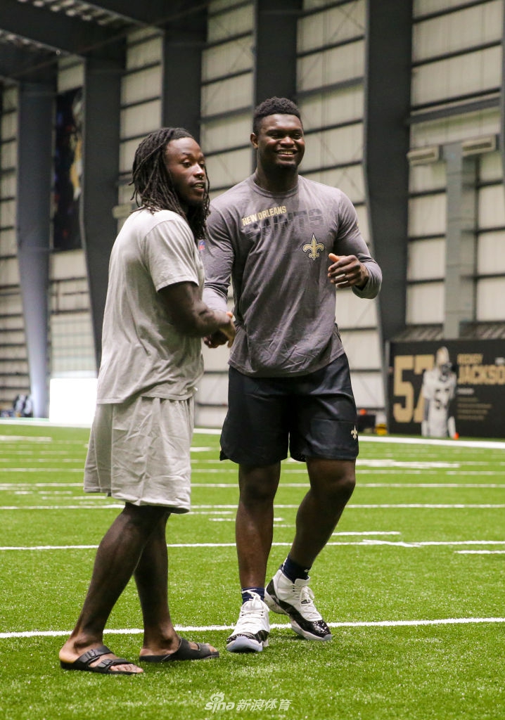NBA状元秀锡安拜访NFL圣徒队 他打橄榄球也是一员猛将