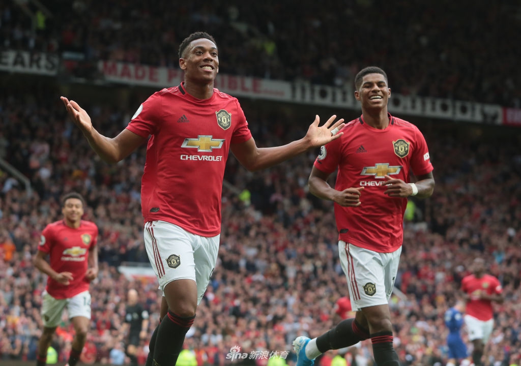 马夏尔庆祝进球