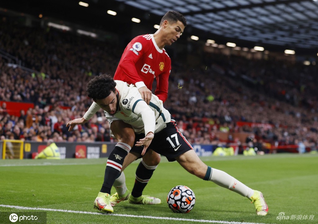 失去理智!C罗三脚踢人泄愤吃黄牌