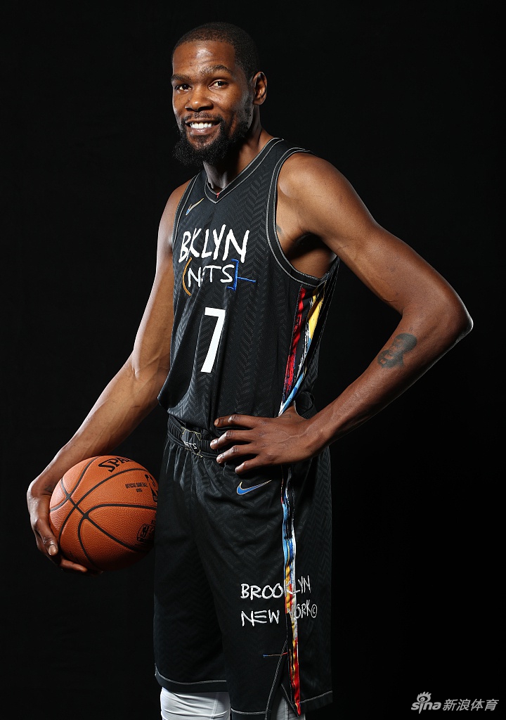 篮网队拍摄新赛季球员写真 杜兰特欧文造型满分