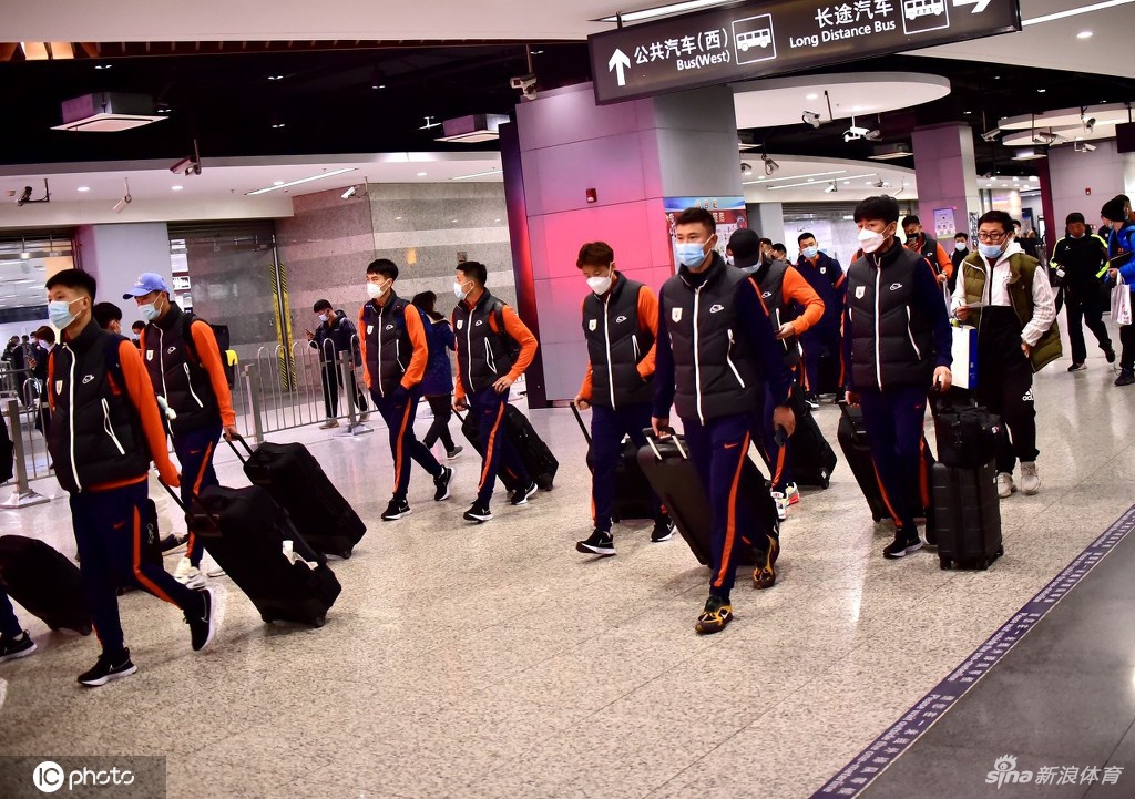 山东泰山抵达上海 备战与国足热身赛