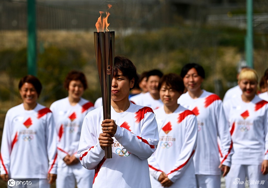 石原里美点燃火炬台日本女足首棒