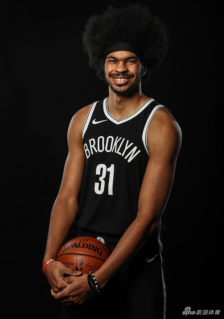 篮网队拍摄新赛季球员写真 杜兰特欧文造型满分