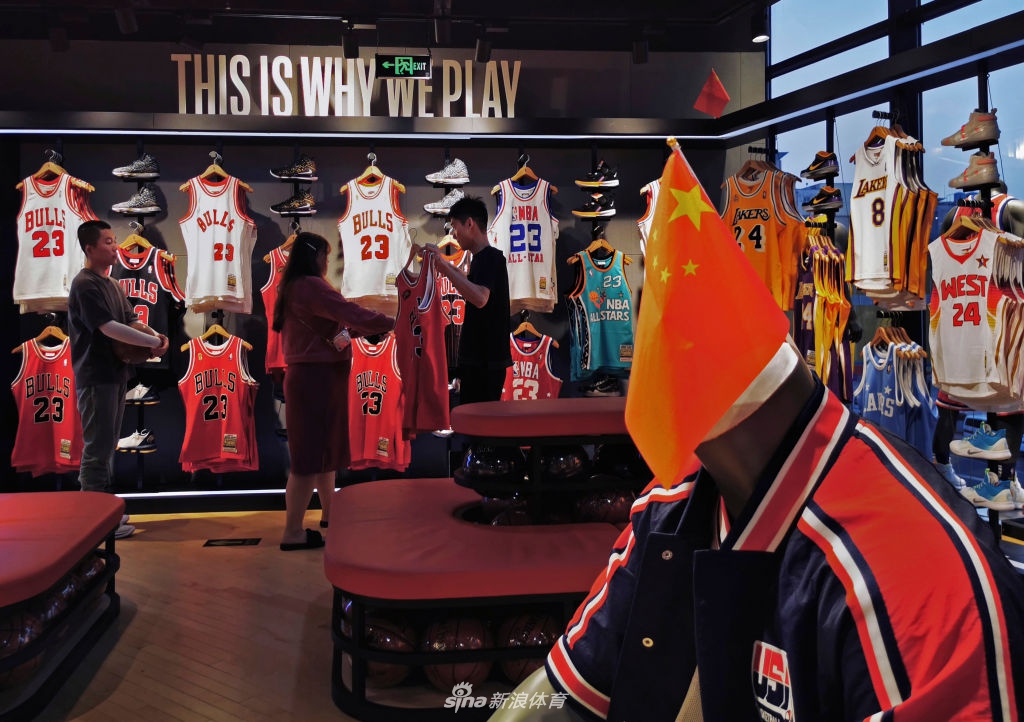 NBA北京旗舰店内随处可见五星红旗