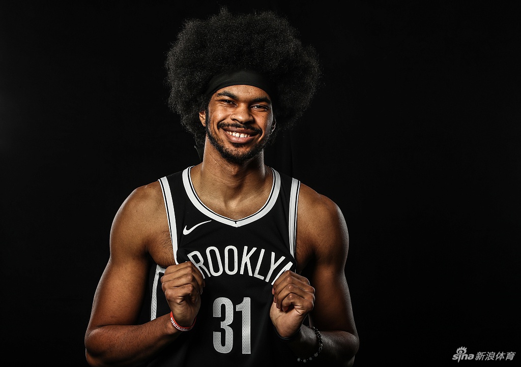 篮网队拍摄新赛季球员写真 杜兰特欧文造型满分
