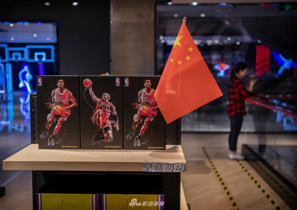 NBA北京旗舰店内随处可见五星红旗