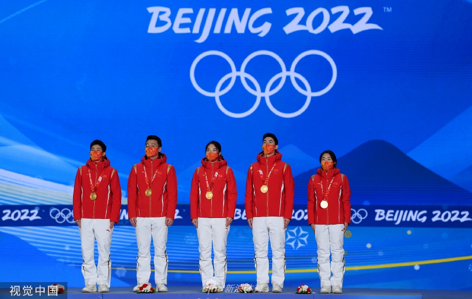 中国首金！短道速滑混合团体接力颁奖仪式