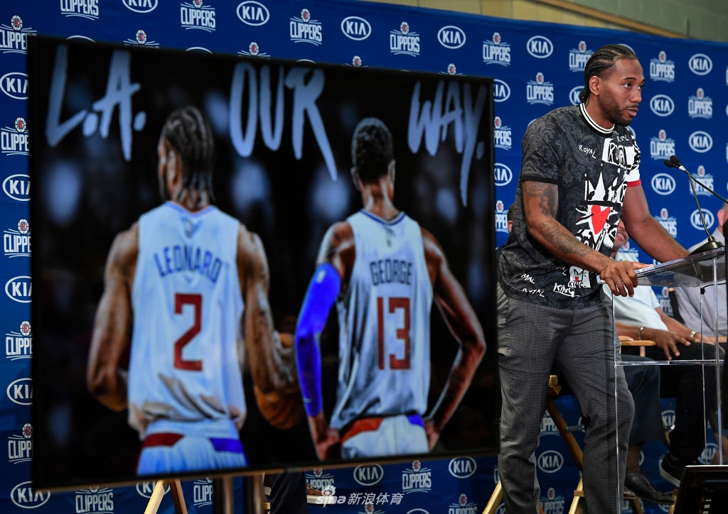 快船举行超巨欢迎发布会!卡哇伊泡椒露出灿烂笑容