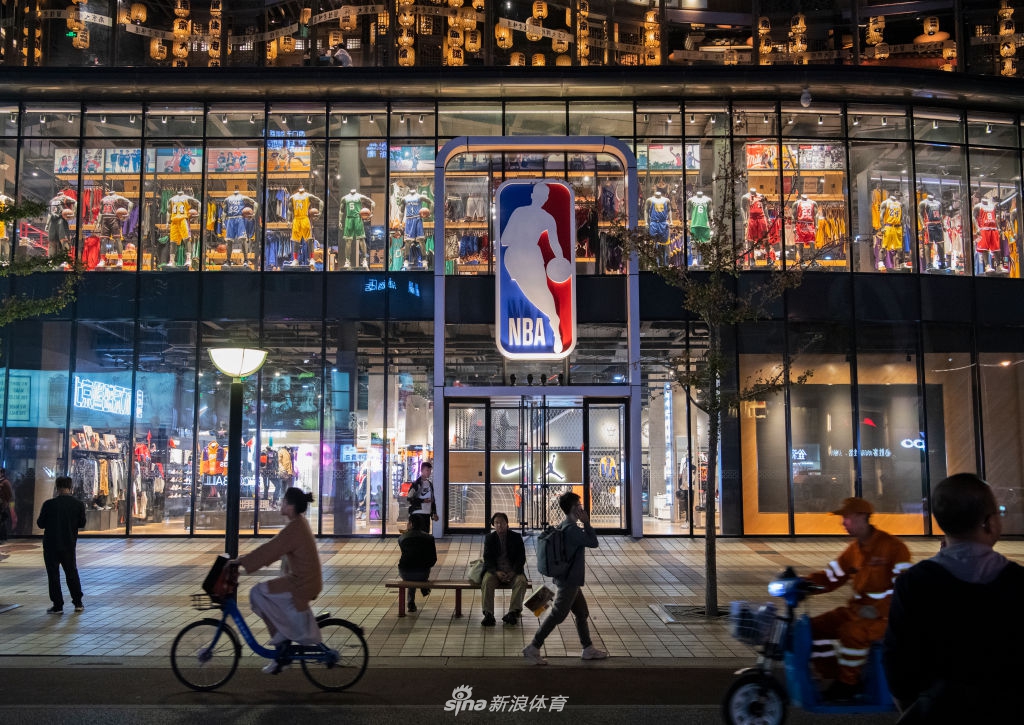 NBA北京旗舰店内随处可见五星红旗