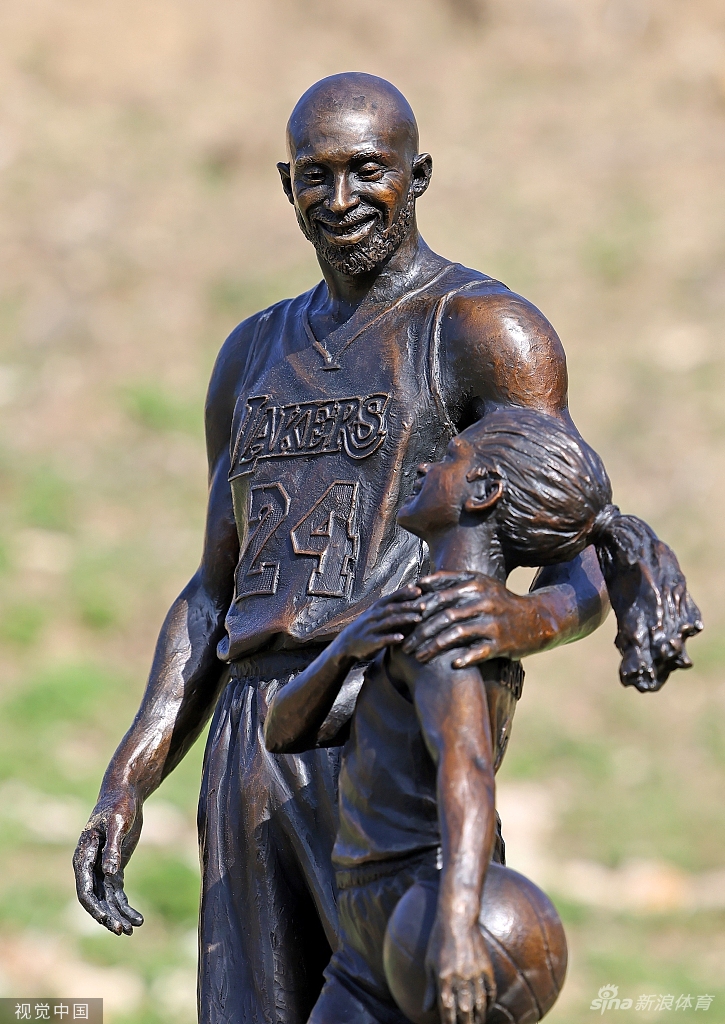 科比遇难地点树立雕像 他已离开2年了