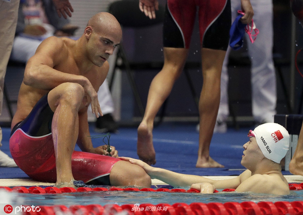 孙杨主动“握手”疑遭巴西选手拒绝