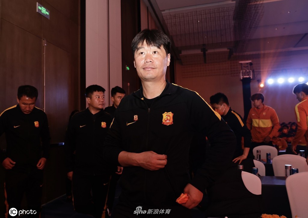 中超武汉队新赛季出征仪式 李霄鹏引领众人