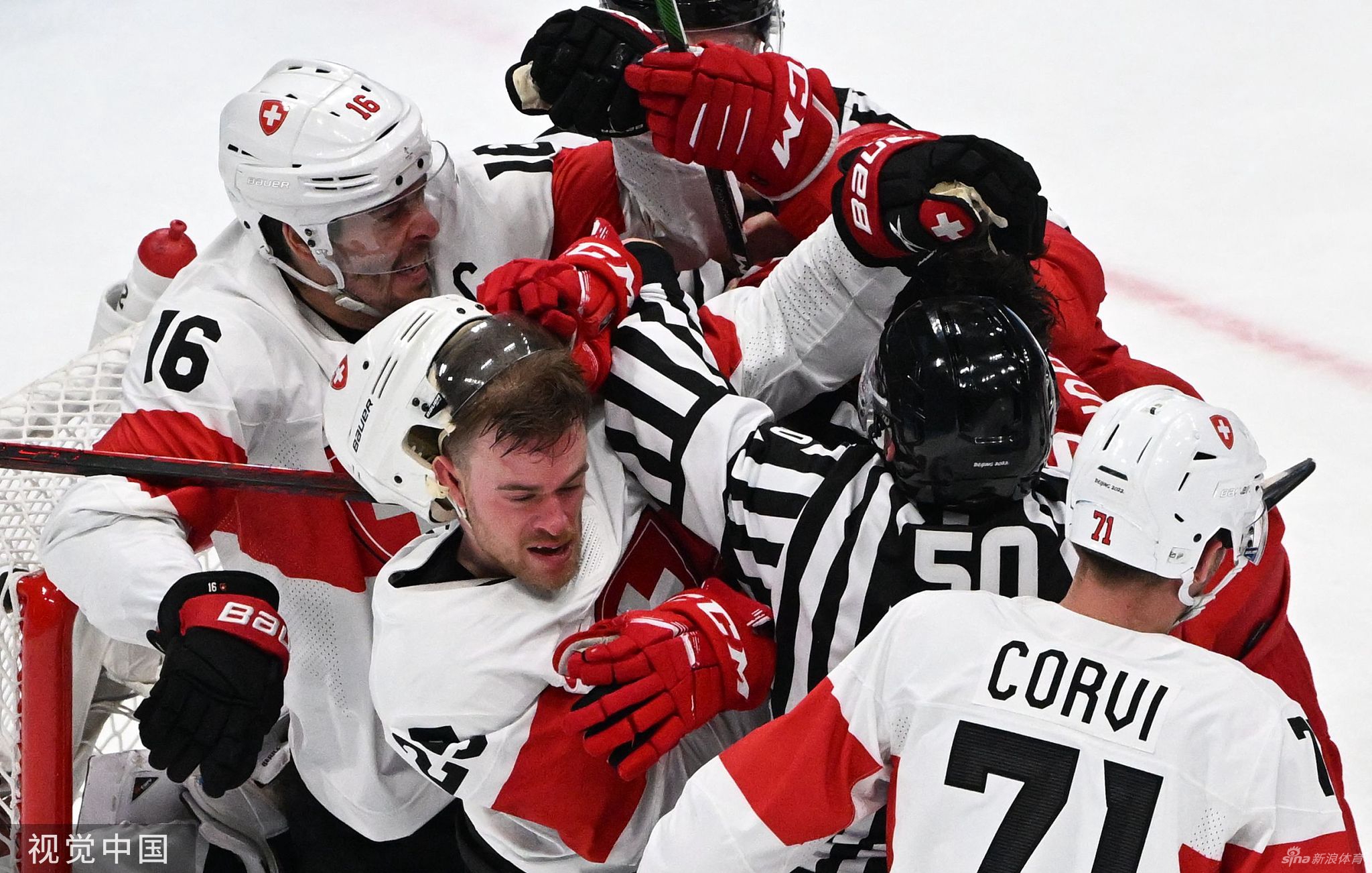 男冰揭幕战俄瑞爆发冲突 多人混战裁判都挨揍