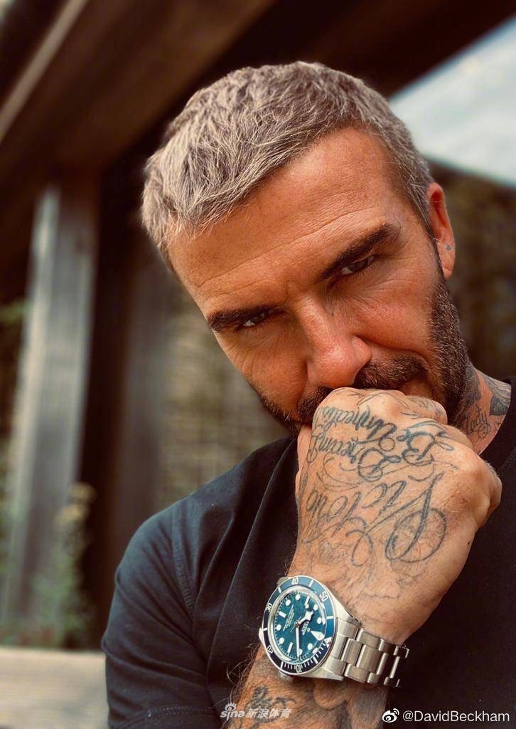 贝克汉姆耍帅秀自拍网友调侃裤子是不是有点透