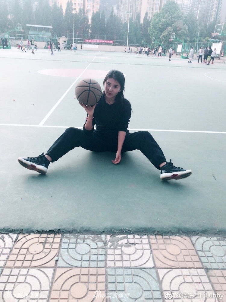 喜爱篮球的AJ girl！想和她一起打球吗