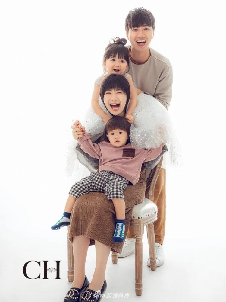 福原爱江宏杰携儿女拍大片 爱拉酱似公主小小杰表情高冷