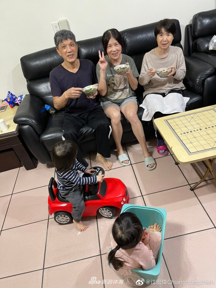 被曝婚变后江宏杰首更动态 与孩子一起为福原爱妈妈庆生