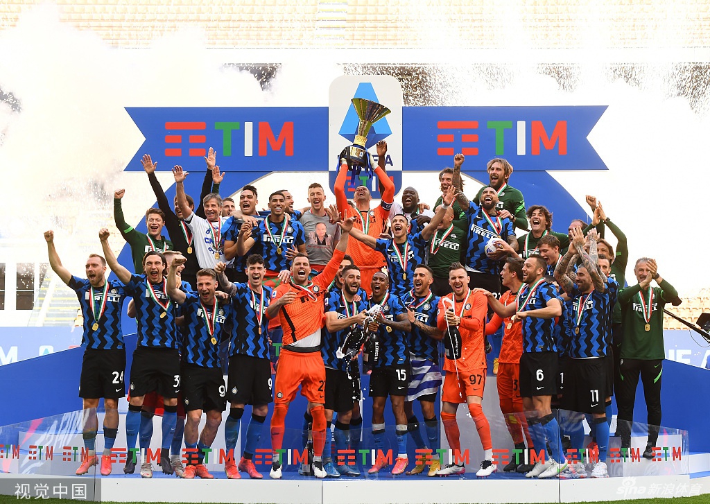 荣耀时刻！国米时隔11年再捧意甲冠军奖杯