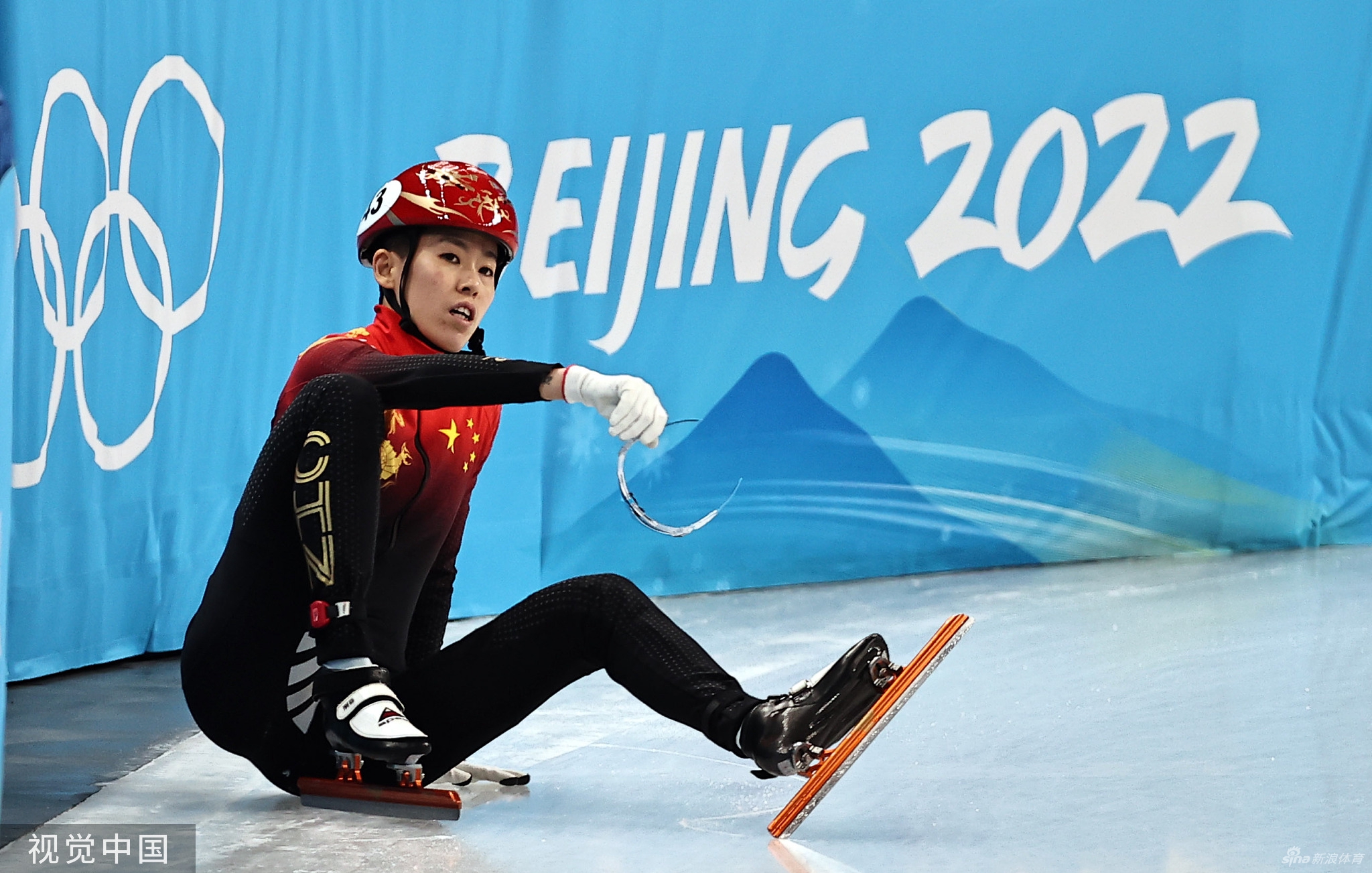 速滑500米范可欣被撞出赛道 张雨婷被犯规直接晋级