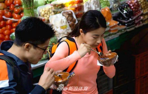 霍启刚郭晶晶挎编织袋出门 穿着朴素超接地气