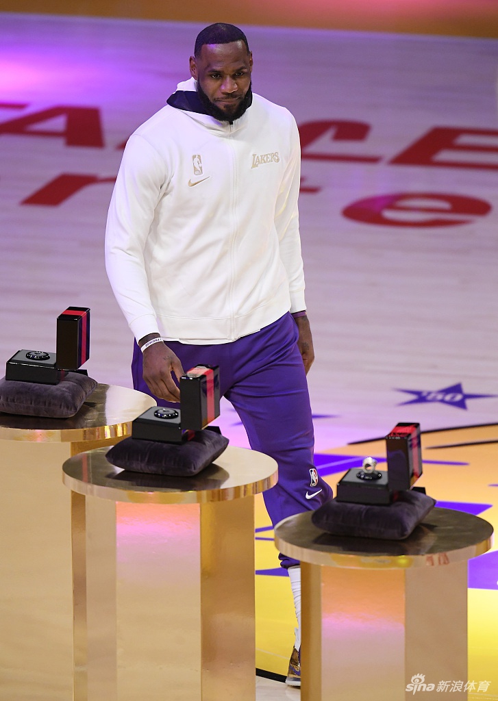 湖人总冠军戒指颁奖仪式 詹姆斯戴大钻戒笑开花